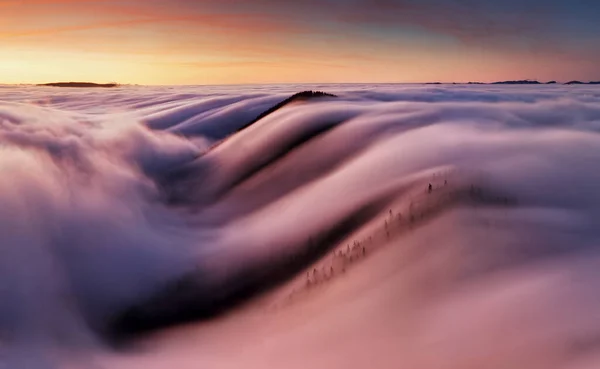 Zachód Słońca Jesiennych Górach Nad Chmurami Podczas Inwersji Pogody Góry — Zdjęcie stockowe