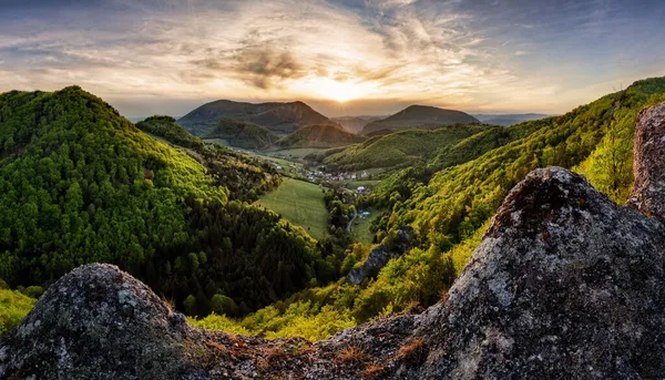 Skály Lesní Krajina Při Dramatickém Západu Slunce Jaro — Stock fotografie