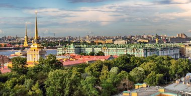 Eski St. Petersburg kasabası Rusya 'da günbatımında tepeden görünür.