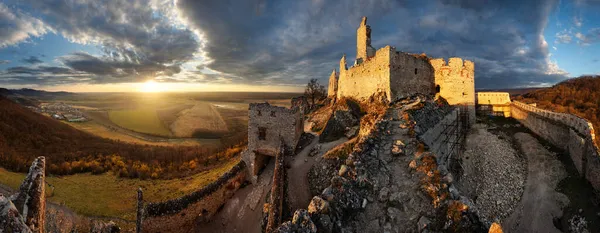 Ruiny Zamku Plavecky Słowacji Panorama Dramatycznego Zachodu Słońca — Zdjęcie stockowe