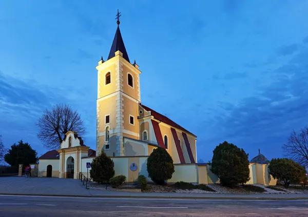 村の教会ブラットネ 夜のスロバキア — ストック写真