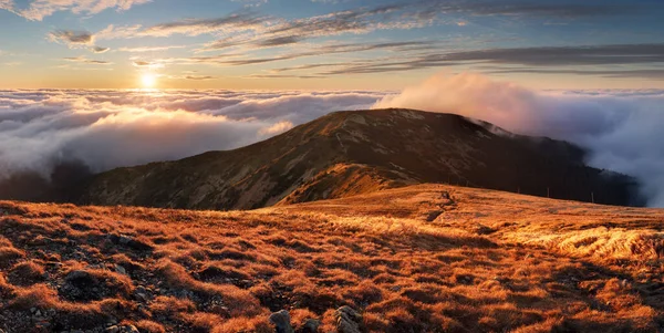 Bulutların Üstündeki Dağlarda Muhteşem Bir Günbatımı Akşam Karanlığında Sisli Yumuşak — Stok fotoğraf