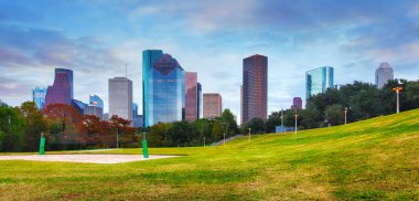 Houston, Teksas, ABD şehir merkezi parkı ve alacakaranlıkta ufuk çizgisi. 