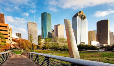 Buffalo Bayou Parkı 'ndaki ahşap köprü, Houston şehir merkezinin (gökdelenler / gökdelenler) güzel bir manzarası ile bir yaz günü - Houston, Teksas, ABD