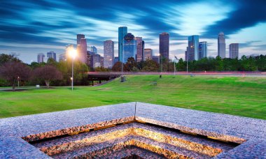 Güneşli gün park çim Texas ABD Houston manzarası