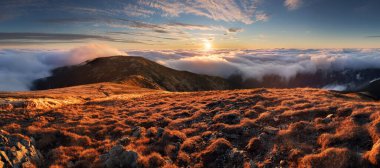 Low Tatra Dağları 'ndaki Meadows ve Hills Bulutlar üzerindeki Ulusal Park, Sonbaharda Slovakya manzarası