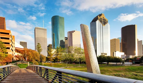 Buffalo Bayou Parkı 'ndaki ahşap köprü, Houston şehir merkezinin (gökdelenler / gökdelenler) güzel bir manzarası ile bir yaz günü - Houston, Teksas, ABD