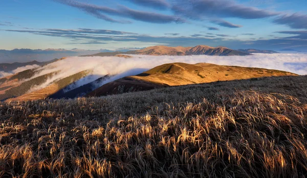 美しい日の出だ山の上に雲 秋の風景 — ストック写真