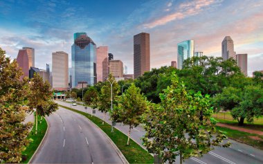 Houston şehir merkezi, Teksas silueti gün batımında.