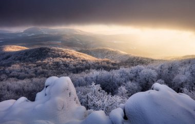 Panorama gün batımı renkli gökyüzü Slovakya doğa manzarasında kar bulutları. Dağ günbatımı gökyüzü Vapenna donunun zirvesinde yakınlaşır.