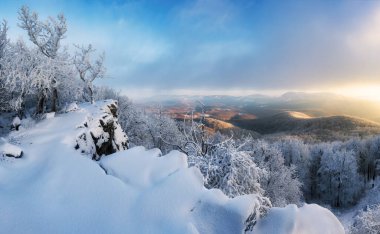 Görkemli günbatımı panorama kış dağlar peyzaj, Slovakya.
