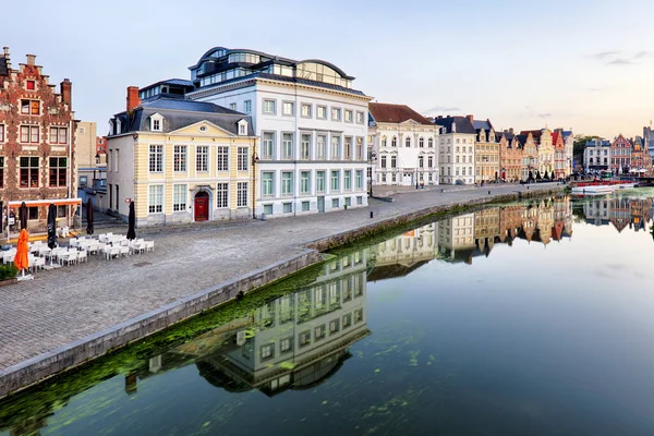 比利时 根特运河和中世纪流行旅游城市的建筑 — 图库照片