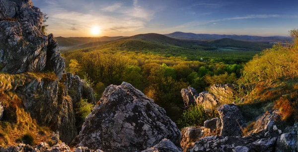 Panorama Paisagem Pôr Sol Com Floresta Primavera Tribec Eslováquia — Fotografia de Stock