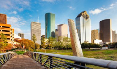 Güneşli gün park çim Texas ABD Houston manzarası