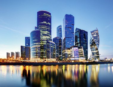 Moskova şehir manzarası. Gece zaman Moskova Nehri ile uluslararası iş merkezi.