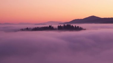Slovakya 'da hava tersine dönerken sonbahar dağlarında gün batımı bulutların üzerinde, güzel manzara.