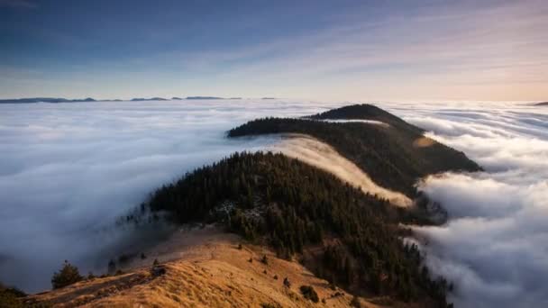 Bulutların Üstündeki Tepede Güzel Bir Günbatımı Zaman Kayması — Stok video