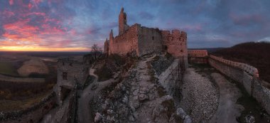 Slovakya 'daki Plavecky şatosu harabesi dramatik günbatımı manzarası