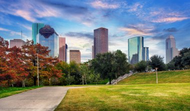 Houston texas modern skyline park çim üzerinden günbatımı alacakaranlıkta