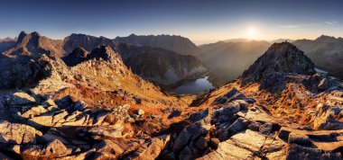 Polonya 'dan güzel bir gün batımı dağ manzarası Tatras - Szpiglasowy Wierch