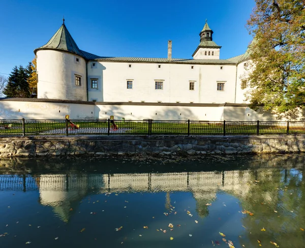 Замок Бытка Отражением Воде Словакия — стоковое фото