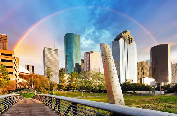 テキサス州の虹とヒューストンのスカイライン アメリカ 高層ビルがあるダウンタウン — ストック写真