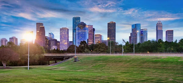 Houston Texas Horizonte Moderno Pôr Sol Crepúsculo Gramado Parque — Fotografia de Stock