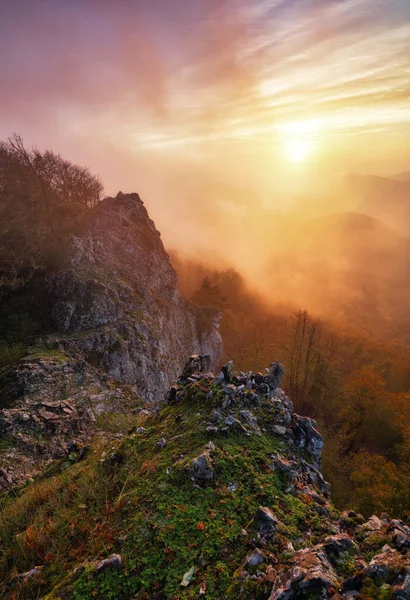 Dramático Amanecer Las Montañas Con Niebla Sol Panorama Del Paisaje —  Fotos de Stock