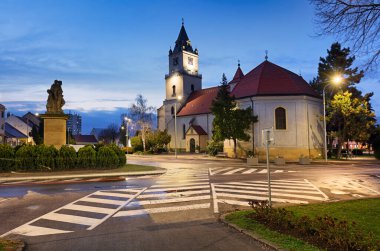 Kilisesi ve meydanı olan Hlohovec şehri, Slovakya