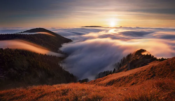 Slovakya Gün Doğumunda Dramatik Dağ Manzarası — Stok fotoğraf