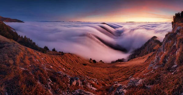 Színes Naplemente Mögött Hegycsúcs Táj Felhők Felett Panoráma — Stock Fotó