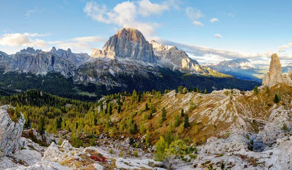 森林とトファーナ イタリア ドロミテ風景山のパノラマ — ストック写真