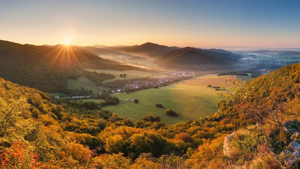 Krajina Venkovské Krajiny Vesnicí Přes Sluneční Paprsky Mlze Ráno — Stock fotografie