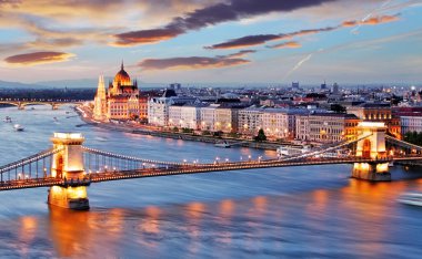 Budapeşte 'de zincir köprü ve parlamento