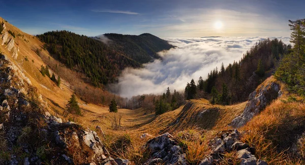 Farbenfroher Sonnenuntergang Hinter Berggipfellandschaft Über Wolken Panorama — Stockfoto