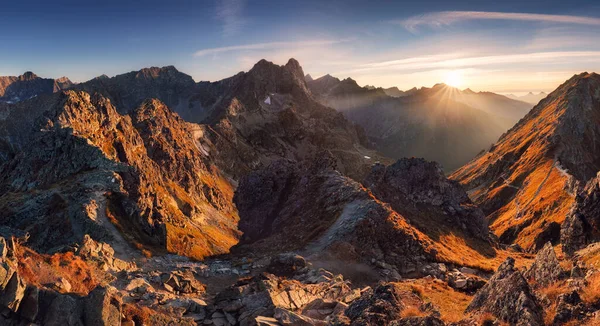 ポーランドタトラからの美しい夕日の山のパノラマ Szpiglasowy Wierch — ストック写真