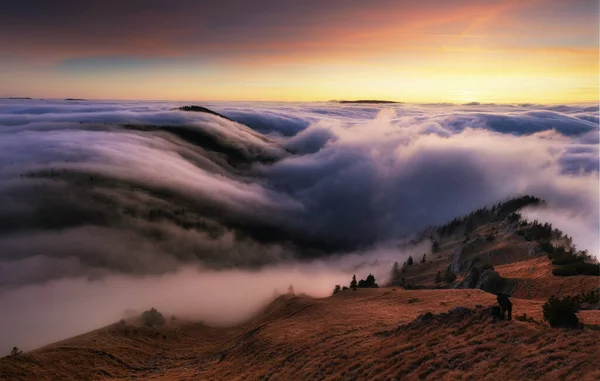 Coucher Soleil Coloré Derrière Paysage Pic Montagne Dessus Des Nuages — Photo