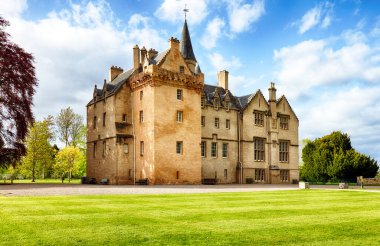 Inverness, Highlands, İskoçya - Mai 13, 2022: İskoçya yakınlarındaki Brodie Şatosu. Şimdi Ulusal Güven tarafından işletiliyor. Burası popüler bir dağlık bölge turistik merkezi.. 