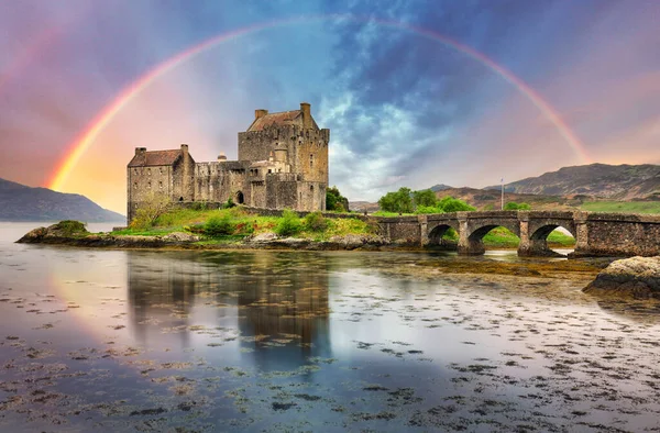 Castillo Eilean Donan Con Arco Iris Reflejo Agua Escocia —  Fotos de Stock