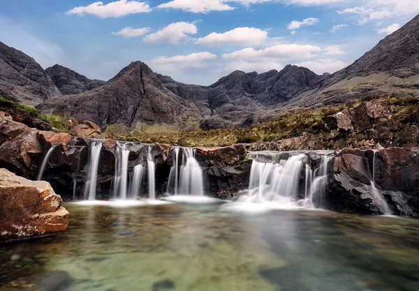 Skoçya Skye Adası Nda Şelaleli Dağ Manzarası Peri Havuzları — Stok fotoğraf