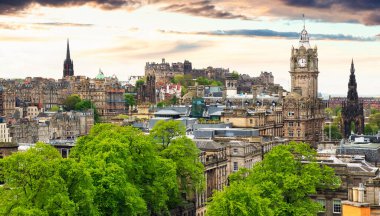 Gün batımında Edinburgh kalesi, İskoçya silüeti