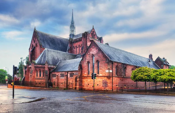 英国スコットランドの劇的な日没でグラスゴーのBarony HallまたはBarony Church — ストック写真