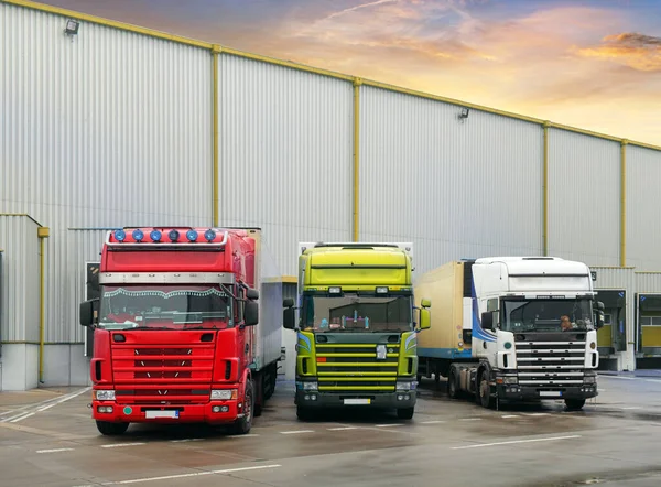Vrachtwagen Lossen Magazijn Vrachtlogistiek — Stockfoto