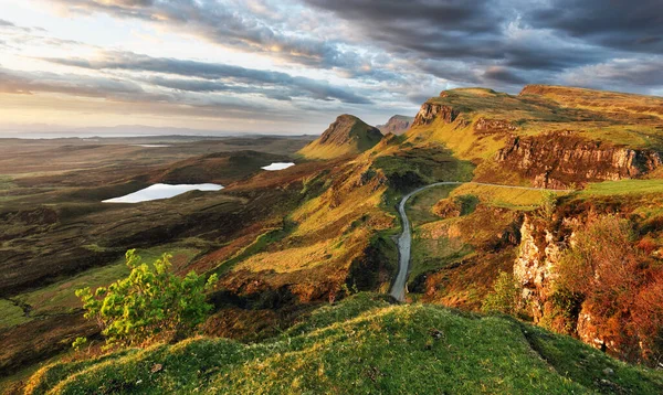 Escocia Hermoso Paisaje Montaña Amanecer Verano Sobre Quiraing Camino Montaña — Foto de Stock