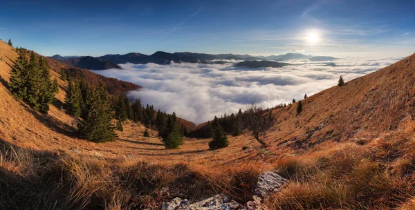 Panorama Paysage Montagneux Dessus Des Nuages Coucher Soleil Avec Soleil — Photo