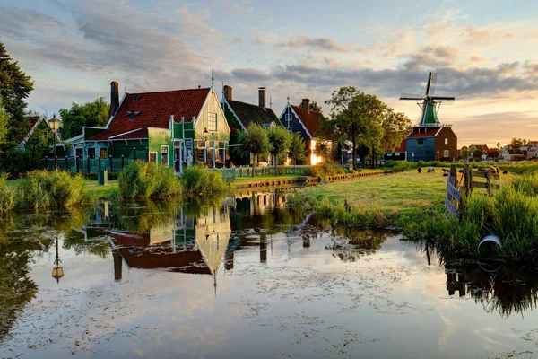 Nederländerna Väderkvarnar Solnedgången Landskap — Stockfoto