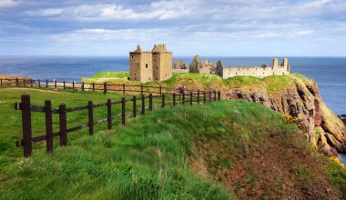 İskoçya deniz manzarası, İskoçya 'nın kuzeydoğusundaki Stonehaven, Dunnottar şatosu harabesi ile birlikte.
