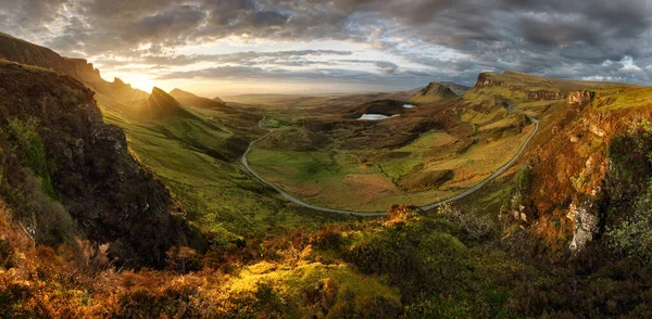 Güzel Skoçya Dağı Manzarası Gün Doğumunda Isle Skye Quiraing Hill — Stok fotoğraf