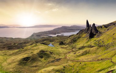 İskoçya, Skye Adası 'ndaki Storr' un yaşlı adamının gündoğumu - İngiltere