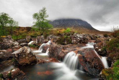 Buachaille Etive Mor Glencoe İskoçya Highlands adlı, şelaleler